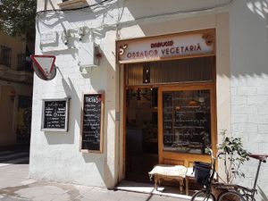 front with bench at Nabucco Obrador Vegetaria in Barcelona