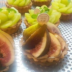 Yummy yummy style figs tarts and blueberry tarts ~ ~ Domestic raw brown rice powder with good digestion and body and vanilla coconut cream which is a pure fish ~ ~ Fresh fresh fruits like freshly picked from there ~ I think about the health of you first ^ ^ Yami Yomil # moody cafe # Bread good for digestion # Fig tarts # Tarts # Fresh fruits # Healthy # Honeymoon # Our kids # Brown rice # Hapjung Station # near Hongdae # Hapjung Station Cafe # Dessert # # Vegan # Gluten free # Bread bread # Vegan bakery # No additives # No eggs # No butter # No milk at yummyyomil in Seoul