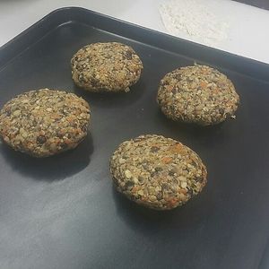 # Yami Yomil # Homemade patty work day ~ Jirisan seuratte is cooked for 24 hours, soaked, soaked in the chef's special secret sauce, and finished with delicious handmade chunks. # Our real homemade burger patty Our chef who does not think about the cost ^ ^ at yummyyomil in Seoul