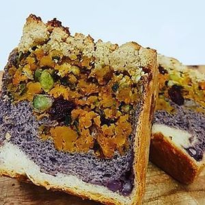 Popular menu of yummy. It is the bread of the soft soba cube bread ^^. . Domestic glutinous rice black rice. New rice powder in the dough. . Roasted pumpkin and nuts. After filling the inside with plenty of beans. Made with almond powder and organic raw sugar. I put up a lot of sobori again. . The inside is moist and intense. Soboru closely. I cook every morning. ... with Americano Nut Milk. If you eat it, I will. . Nutrition One million points!. One million taste! Thumb up! . # Pumpkin # soboru # Yummy yomil # vegetarian # Vegan Bakery # dowels Bakery # Healthy Bread # nutrient filled # flavored guarantee # material filled # devotion filled # Bakery # popular menu # dowels 2, Exit # ppangsunyi # Bread pilgrimage # Bread # digested well bread at yummyyomil in Seoul