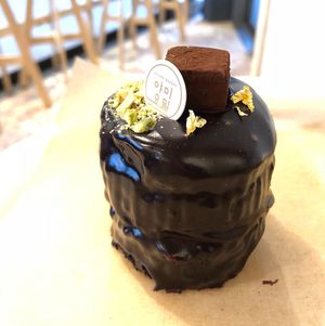 Mini chocolate cake at yummyyomil in Seoul