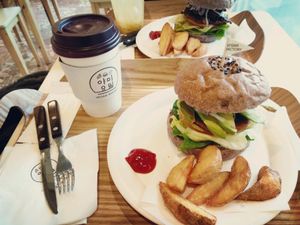delicious avocado burger  at yummyyomil in Seoul