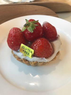 Strawberry tart at yummyyomil in Seoul