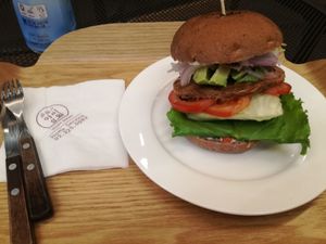 avocado burger at yummyyomil in Seoul