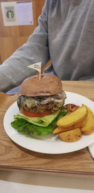 Spinach burger with fries at yummyyomil in Seoul
