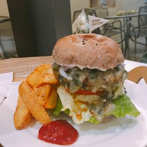 Spinach Cream Burger  at yummyyomil in Seoul