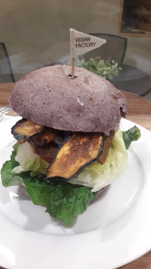 Bacon burger at yummyyomil in Seoul