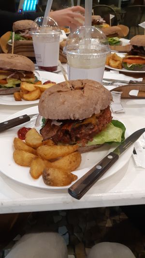 Bacon + cheese burger  at yummyyomil in Seoul