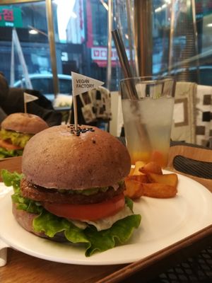 Avocado burger set with fries and ade at yummyyomil in Seoul