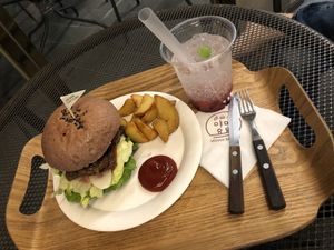 Burger set at yummyyomil in Seoul