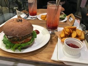 Combi menu: Black bean burger, fries, lemonade at yummyyomil in Seoul