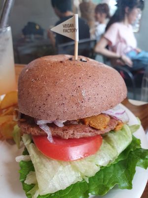 Cheeseburger at yummyyomil in Seoul