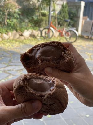 Bollo relleno de chocolate at yummyyomil in Seoul