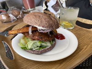 Hamburguesa con bacon vegano at yummyyomil in Seoul