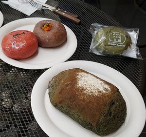 Ciabatta (mugwort flavor) and various sweet buns with filling at yummyyomil in Seoul