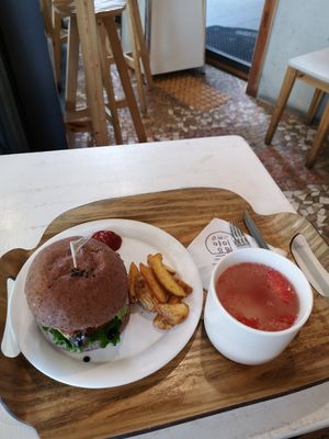 Mushroom burger with grapefruit tea at yummyyomil in Seoul