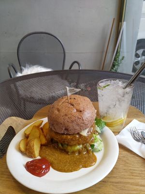 Curry-apple burger at yummyyomil in Seoul