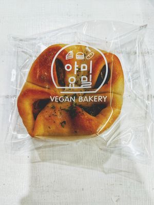 Curry pastry at yummyyomil in Seoul