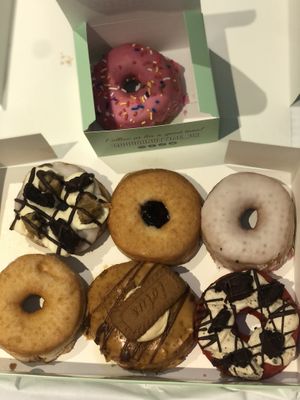 1️⃣Put a ring on it, 2️⃣ice ice bae bae, 3️⃣pump up the jam, 4️⃣ The OG, 5️⃣Liam hemsworthy, 6️⃣David hassel-biscoff, 7️⃣d’oh nut,   at Rodeo Doughnuts - Shaftesbury Ave in London