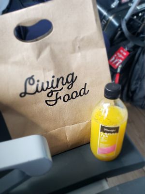 Waiting for my plane to arrive so I can eat my food! at Plantiful in Guatemala City