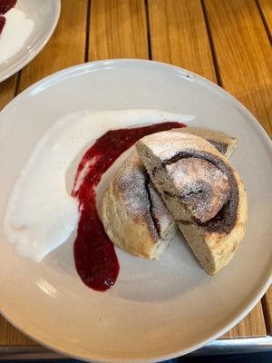 Cinnamon roll at The Cutting Vedge in Kilkenny