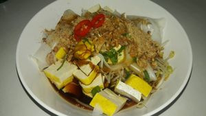 Fried bean Sprouts with taufoo at Give Green Farm House Restaurant in Muang