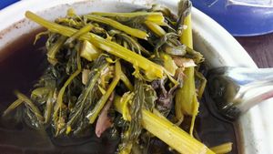 tamarine soup with Lettuce at Give Green Farm House Restaurant in Muang