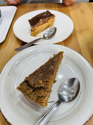 Torta de abuela and matcha cake  at Verdetariano in Sevilla