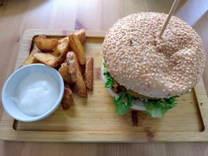 Burger and wedges at Verdetariano in Sevilla
