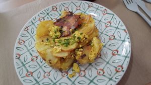 Potatoes with tofu at Verdetariano in Sevilla