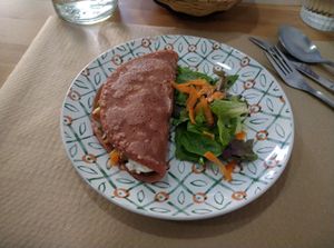 Crepe de remolacha con verduras y salsa de yogur at Verdetariano in Sevilla