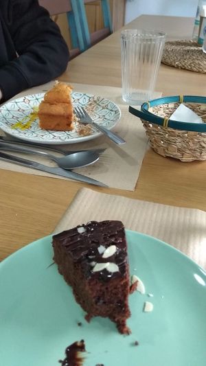 Bizcochos de chocolate y de manzana y crema de cacahuete 10/10 at Verdetariano in Sevilla