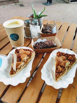 Leckere Desserts: Apfelkuchen, Brownie-Oreo-Bar und Kurkuma -Latte... Ein gelungener Abschluss unseres köstlichen Abendessens  at Dr.Plant in Leeuwarden