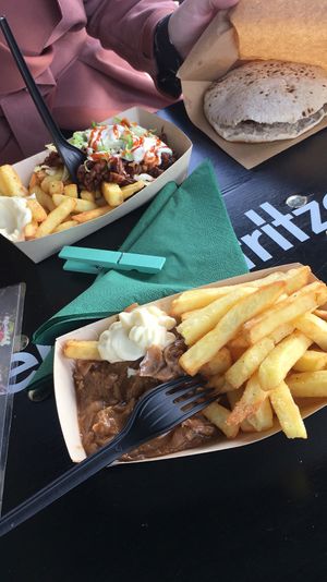 Friet + pita shoarma van tempeh met knoflooksaus en friet pindastoof van jackfruit  at Dr.Plant in Leeuwarden
