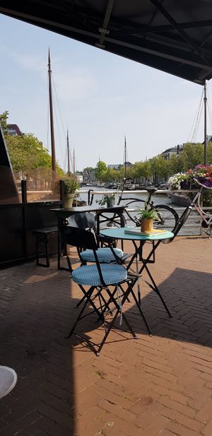 Terrasje met leuk uitzicht op de gracht. at Dr.Plant in Leeuwarden