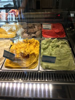 Vegan flavours with blue signs  at Gelarto Rosa - Szent István in Budapest