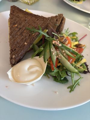 Een smakelijke vegan tosti op. In een gezellig tentje met meerdere vegan opties op de kaart. 👍🏻  at NUL73 in Den Bosch