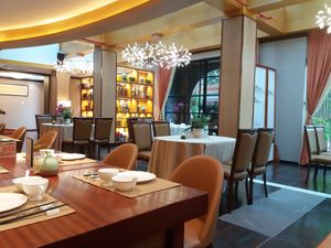 inside the restaurant at Xing Yuan ZiRan SuShi in Zhuhai