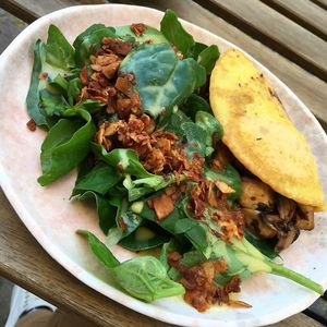 Prato Oh-Mmelet de cogumelos salada de espinafre e bacon vegano  at My Mother's Daughters  in Lisbon