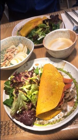Tortilla, Smoothie verde y café con leche de avena. at My Mother's Daughters  in Lisbon