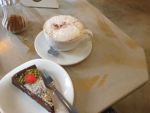 Brownie cake with almond milk cappuccino at La Dulce Boutique in Gran Canaria