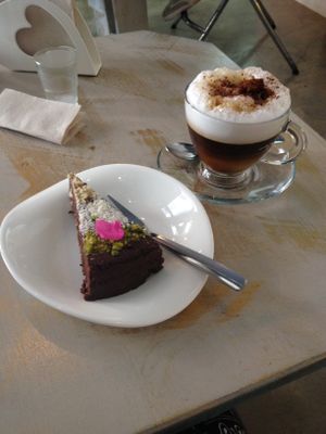 Brownie cake with cafe con leche at La Dulce Boutique in Gran Canaria