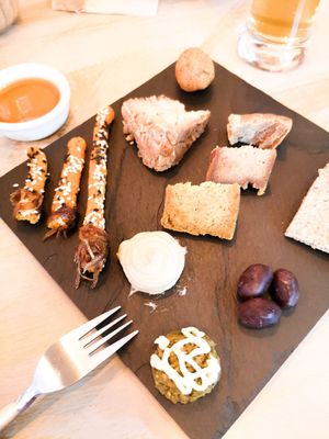 Rawvegan cheese plate at La Dulce Boutique in Gran Canaria