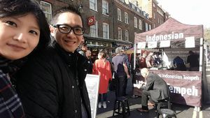 Lunchtime queue at warung tempeh - the gazebo has since changed (this is the old one, which was stolen!) at The Tempeh Man - Food Stall in London