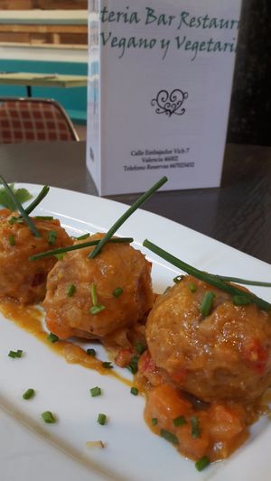 Albondigas veganas con salsa de calabaza y guisantes at Amaranta Biobar in Valencia