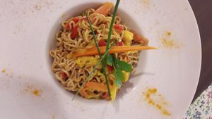 Fideos de Remolacha morada con verdura con salsa de soja y coco at Amaranta Biobar in Valencia