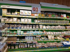 fridge with (mainly) vegan products at Mordan - Torhoutsesteenweg in Oostende