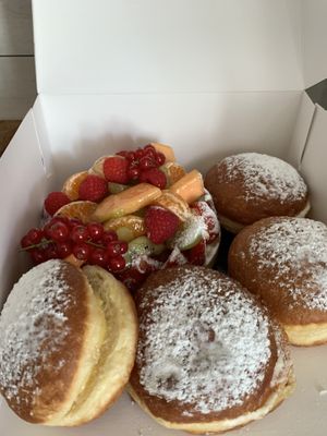 Fruit pie & boules (kind of filled doughnut with cream) at Bakkerij Filip en Liraz  in Kuurne