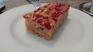 Johannisbeer-Bananenkuchen at Indigo Elephant in Basel