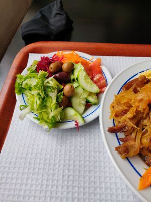 Salad include on the price at A Colmeia in Lisbon
